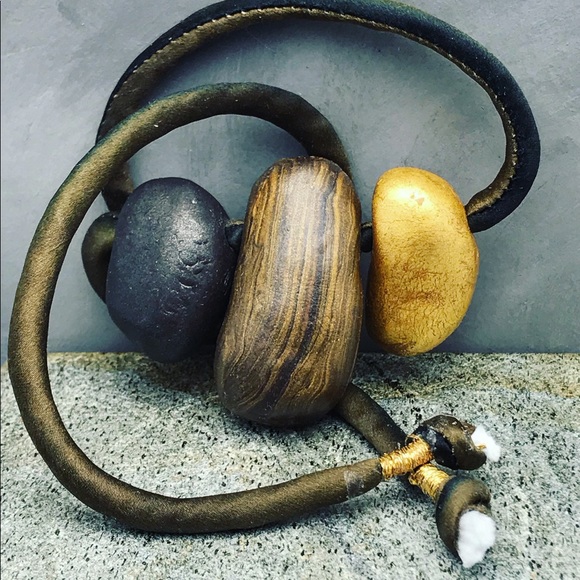 Matana Organic formed pebble necklace black & Gold - Picture 8 of 8